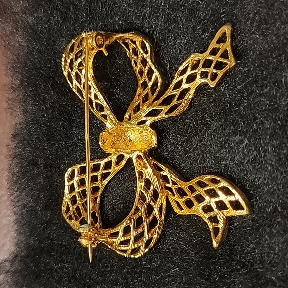 Cut Out Ribbon Bow Gold Tone Brooch Pin Christmas Holiday Clear Red Faux Stones - Picture 12 of 16